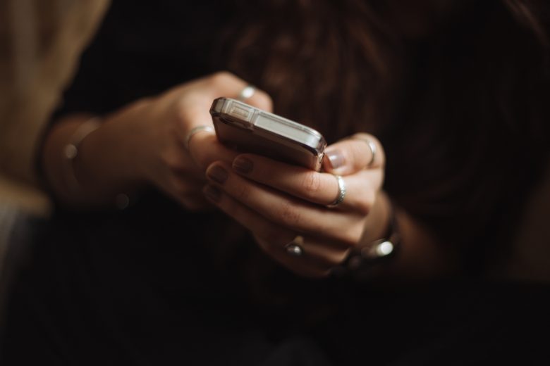 dating after divorce: flirting by texting